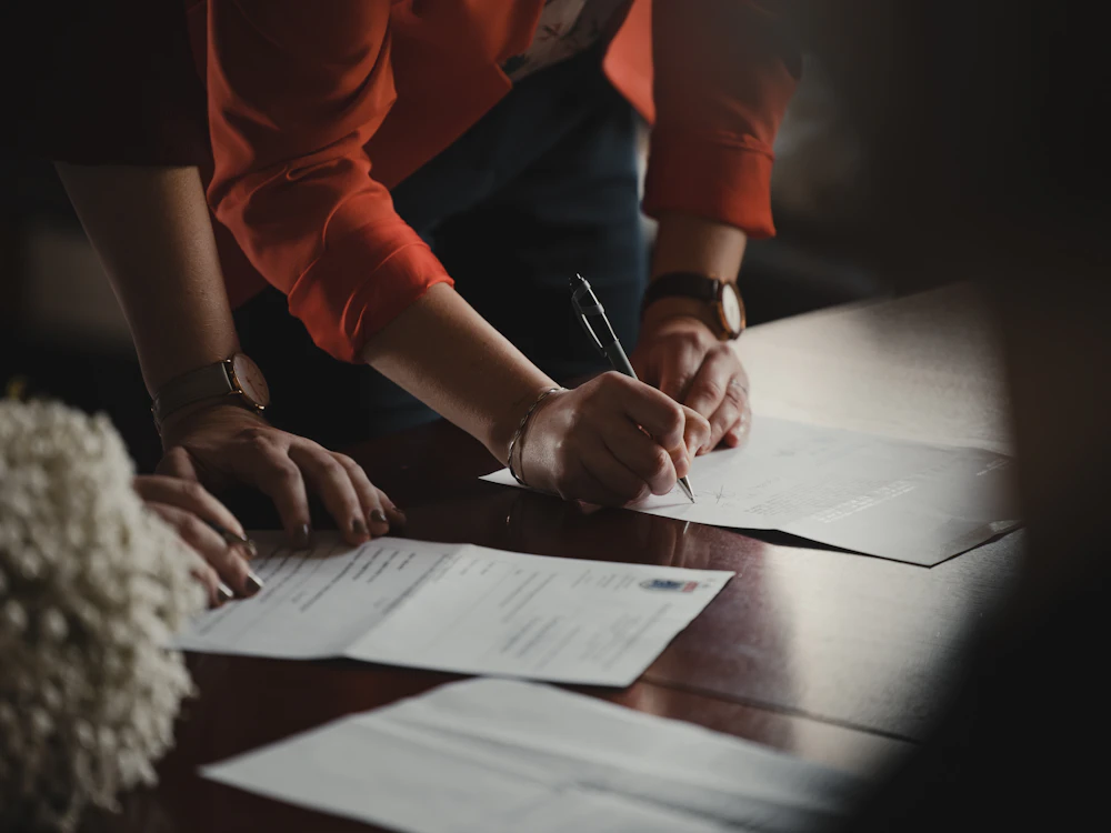 Persona firmando el contrato para cambiarse a una Isapre